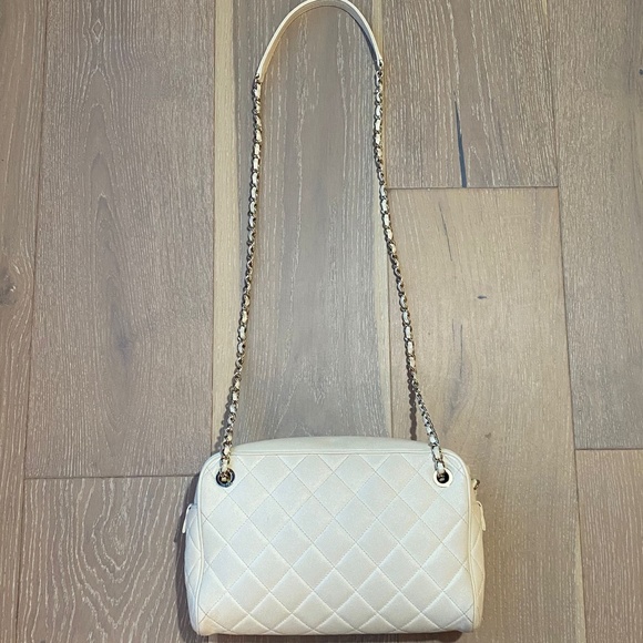 EXCELLENT CONDITION CHANEL CAVIAR CAMERA BAG - Picture 4 of 12